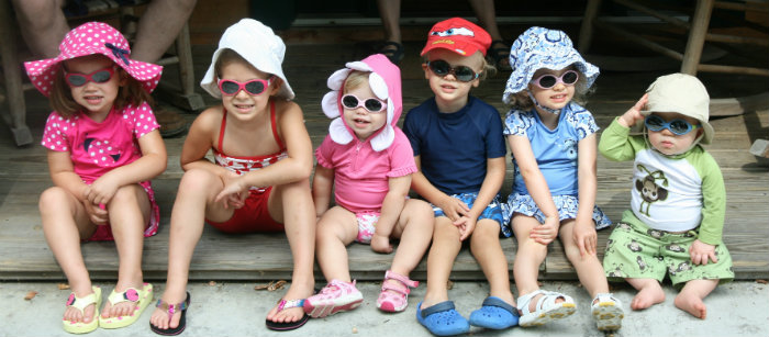 Copii ce poarta ochelari de soare