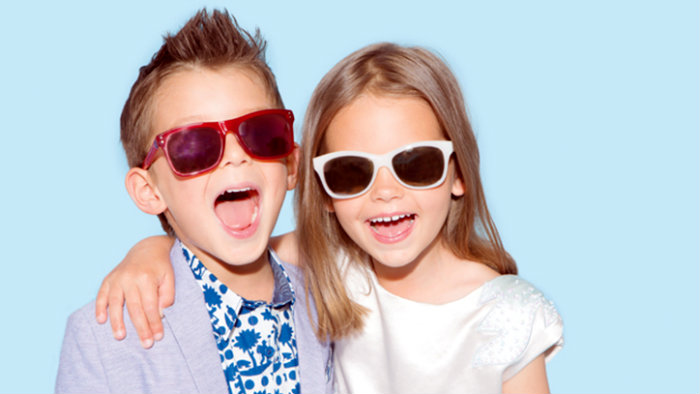 Copii veseli cu ochelari de soare
