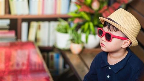 Cum alegi ochelarii de soare pentru copii?
