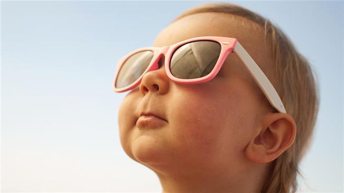 Obisnuieste-ti copilul sa poarte ochelari de soare inca de mic