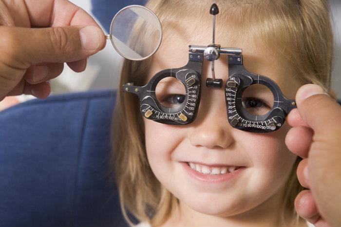 Cum sa te pregatesti pentru o vizita cu copilul la oftalmolog 