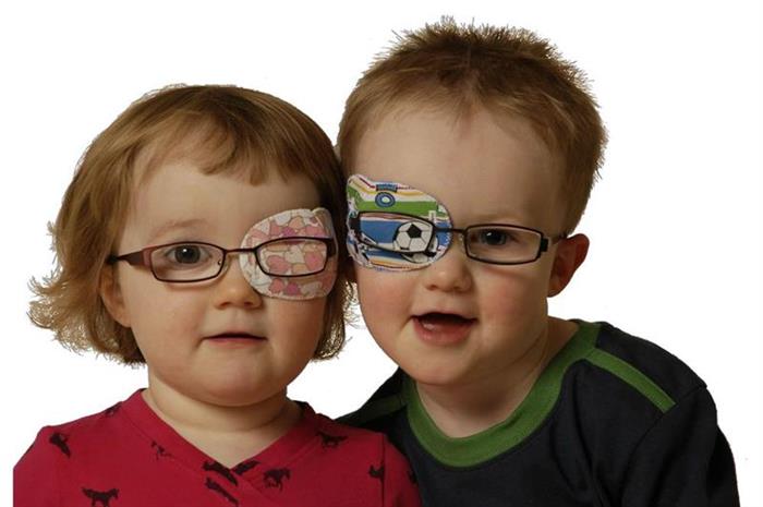 Ocluzoarele, plasturi pentru ochi ce ajuta la tratarea ambliopiei si a strabismului la copii